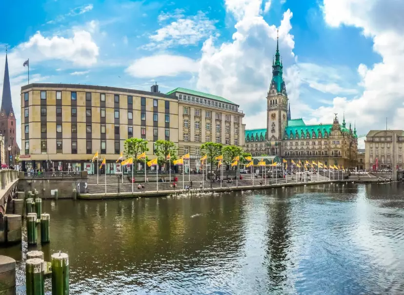 Why do people go to Hamburg?